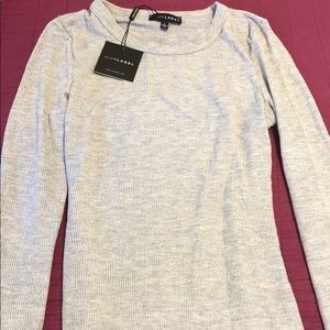 FITTED GRAY LONG SLEEVE.